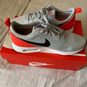 Men’s Nike Nike Air Max Tavas - Size 9.5